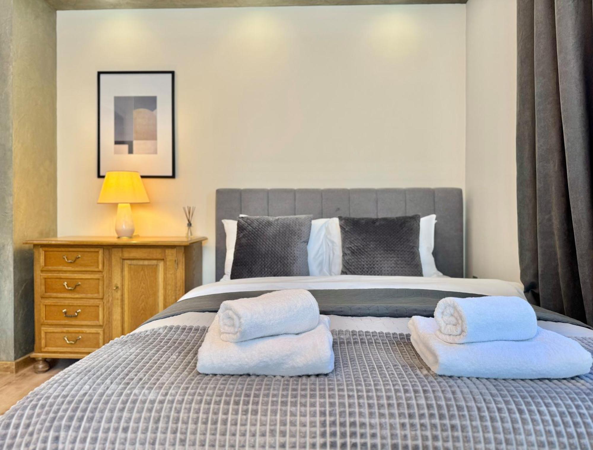 Centre 2bed For 5 Guests 2 Minutes From High Street Apartment